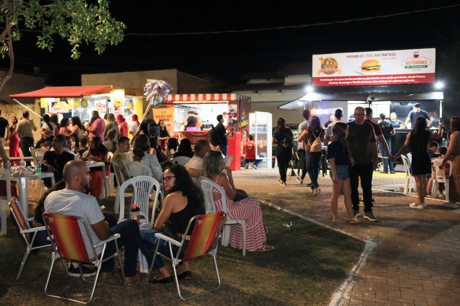 Nova disposição das barracas de gastronomia permitiu que o público pudesse acompanhar o show enquanto degustava os pratos - Foto: Júnior Suzuki