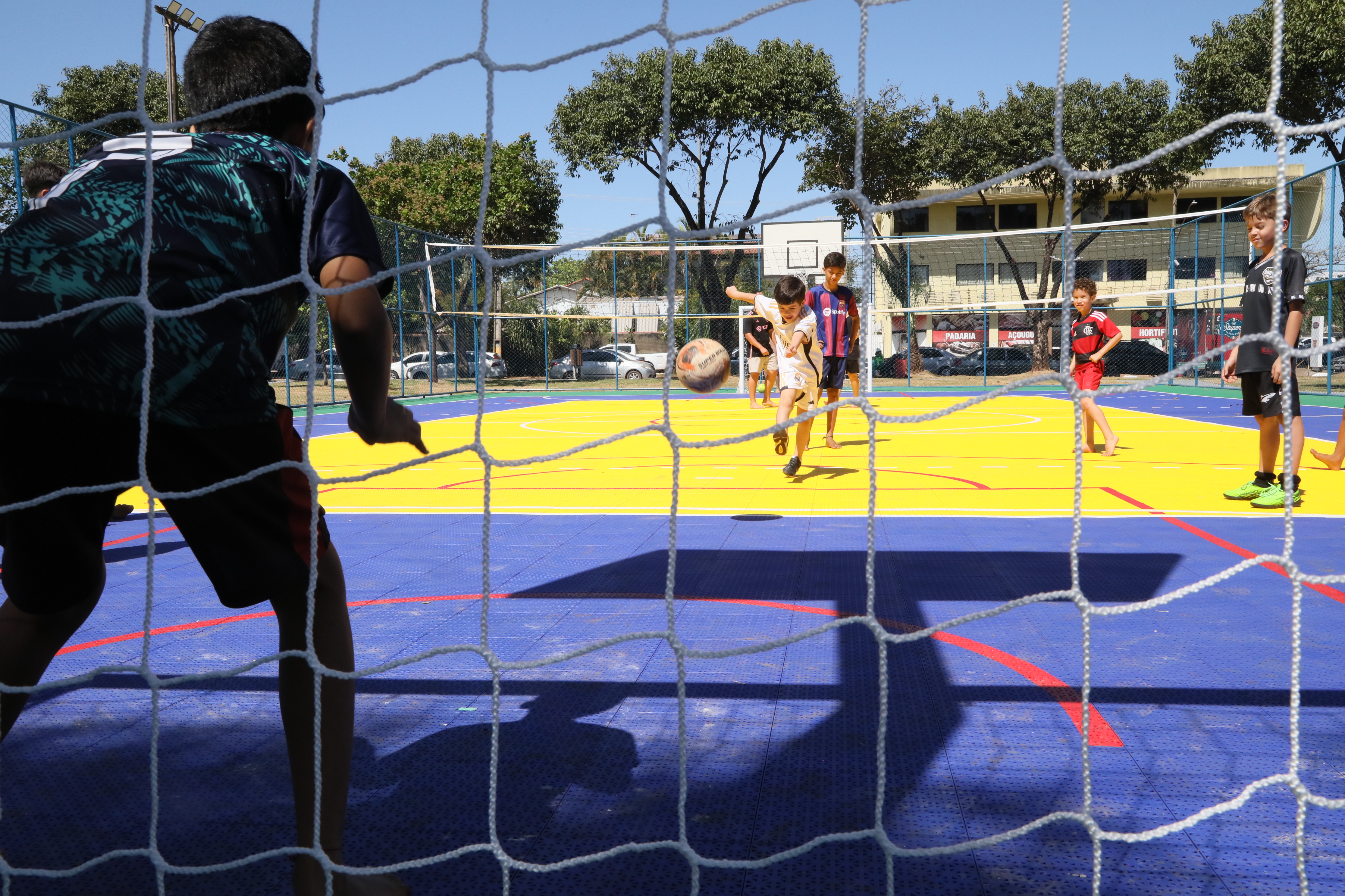 Quadra poliesportiva com pisos modulares