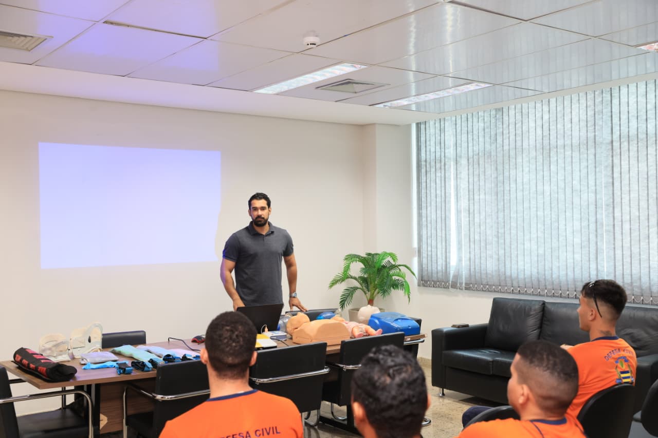 Superintendente da Defesa Civil de Palmas Pedro Ângelo Senna Abreu fala durante aula inaugural do Curso Básico de Salvamento Aquático