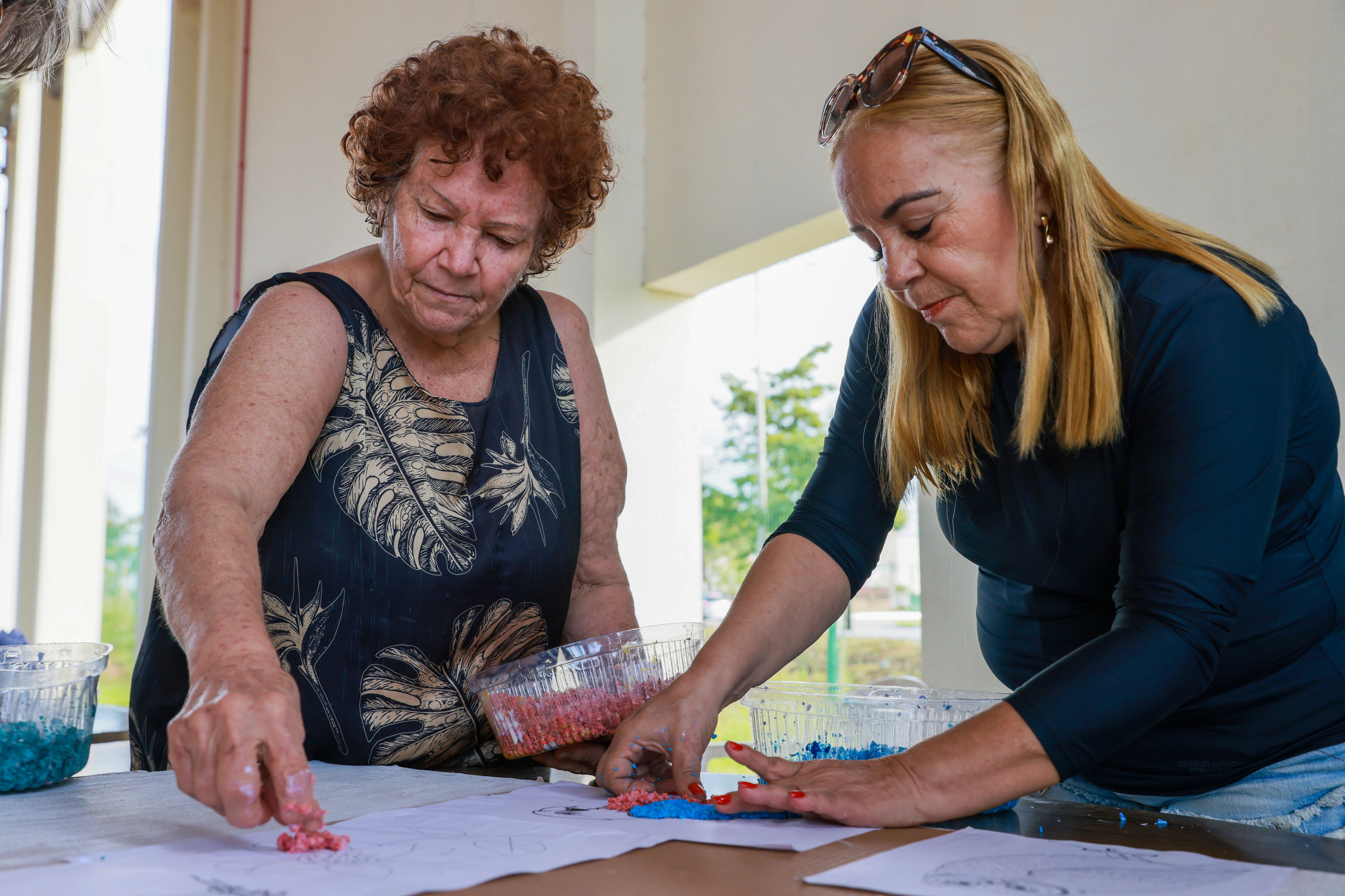 Eli Maciel e Soraia Andrade participaram da oficina de produção de papel reciclado