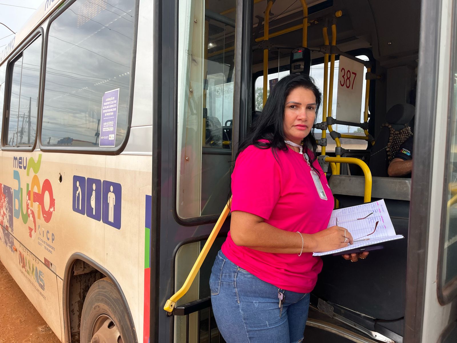 Erica é fiscal do transporte coletivo e diz que tem muito orgulho da função que exerce
