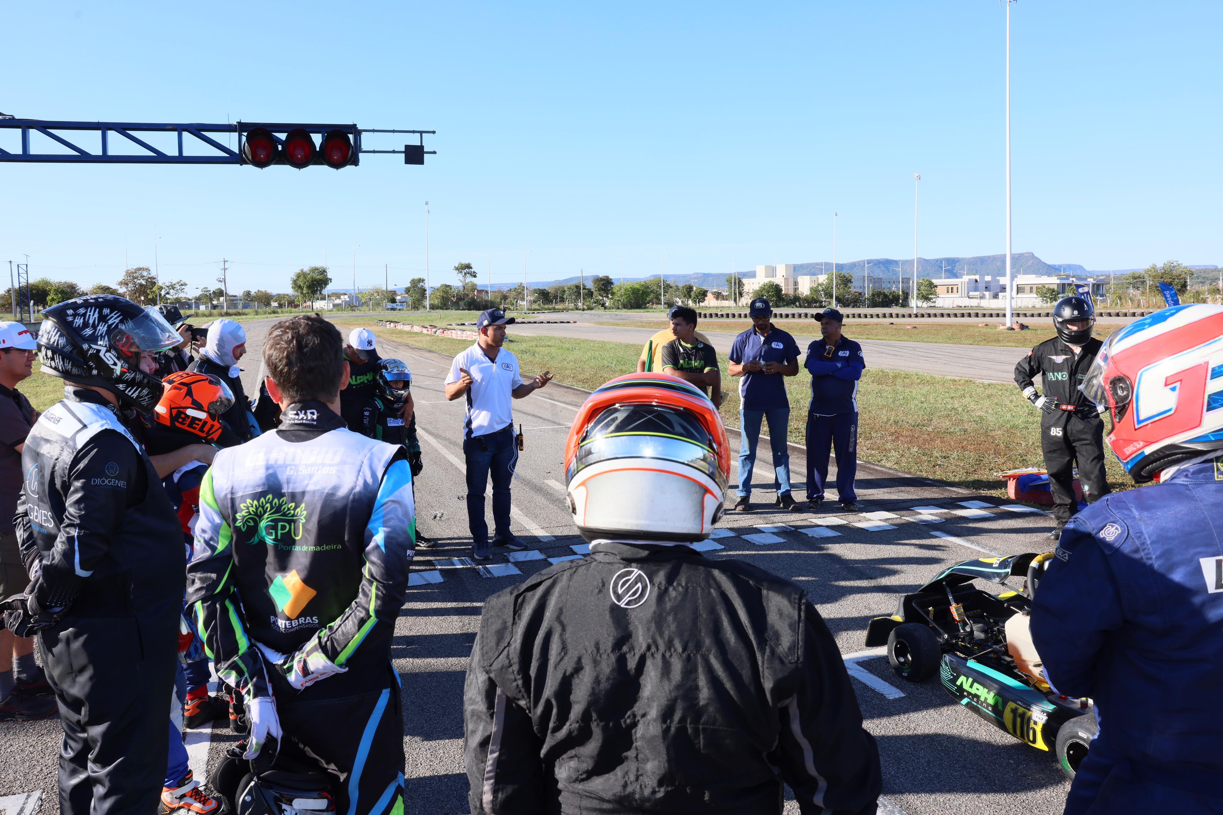 O organizador Mayco Duarte conversa com pilotos antes da realização da prova da Copa Palmas de Kart