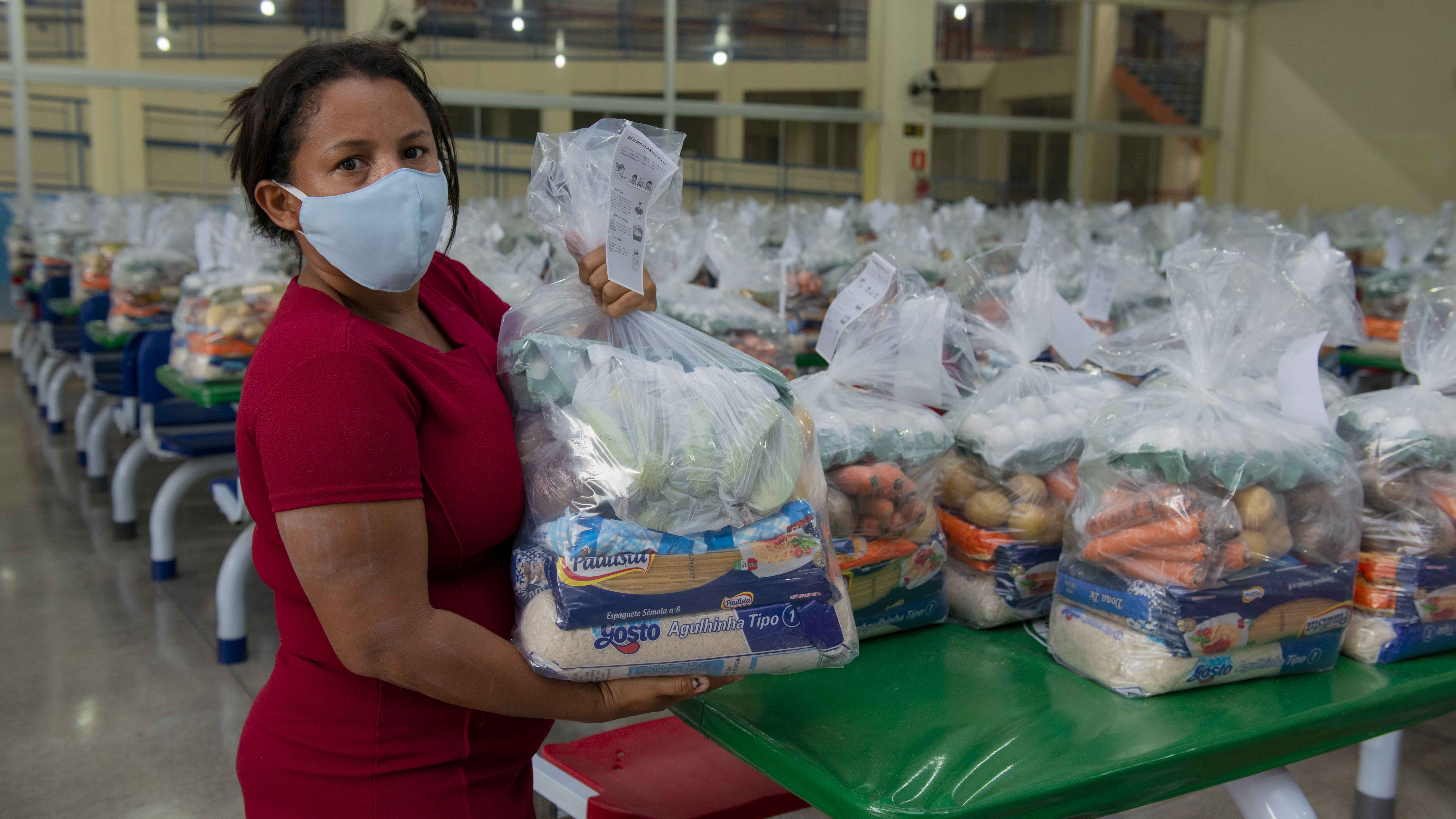Alunos em situação de vulnerabilidade social da ETI DC Caroline Campelo recebem kits de alimentos