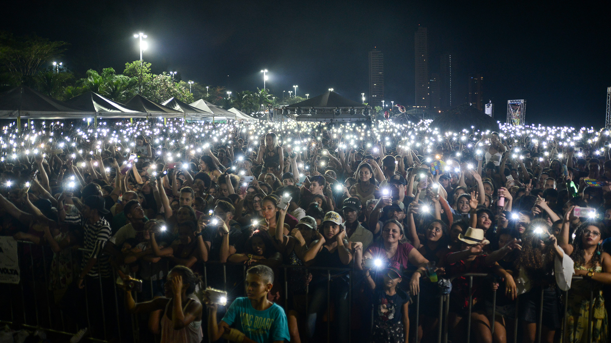 Público recorde lota Praia da Graciosa na Festa de Aniversário de 30 Anos de Palmas