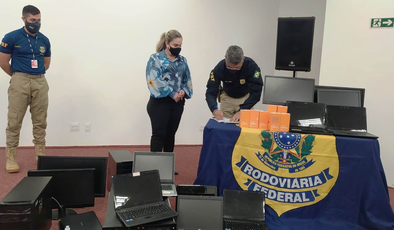 Secretaria da Educação de Palmas recebe doação da PRF de computadores e celulares