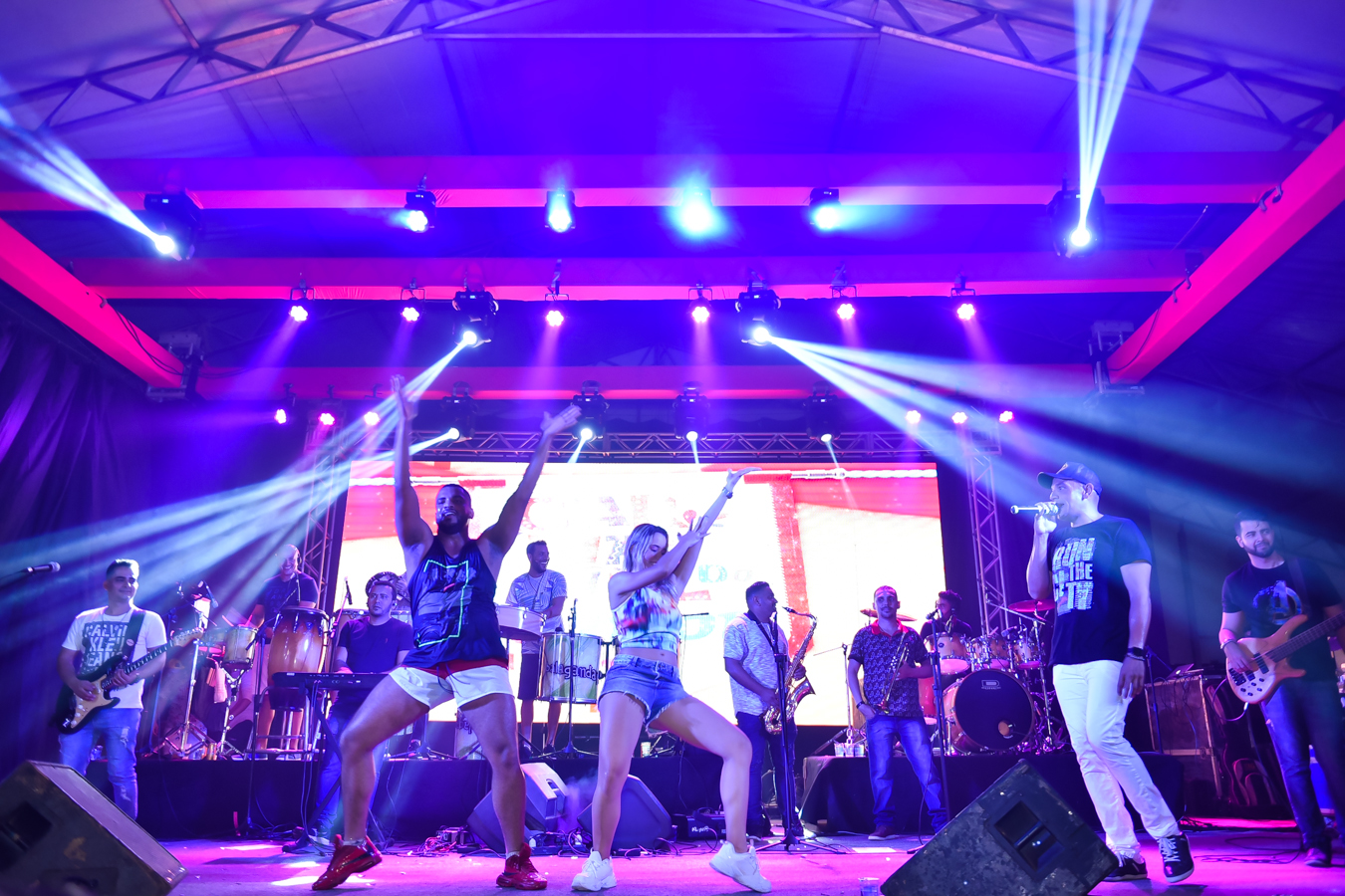 Ao som da banda Balagandaya, primeira noite do Carnaval do Amor anima foliões na Praia da Graciosa