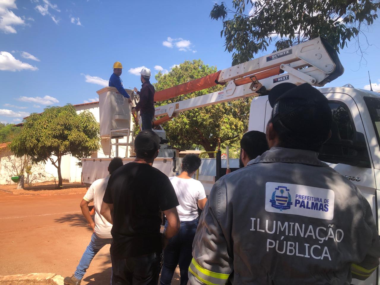Equipe da Secretaria de Infraestrutura e Obras Públicas envolvida nos serviços de manutenção da rede de iluminação pública participou da capacitação