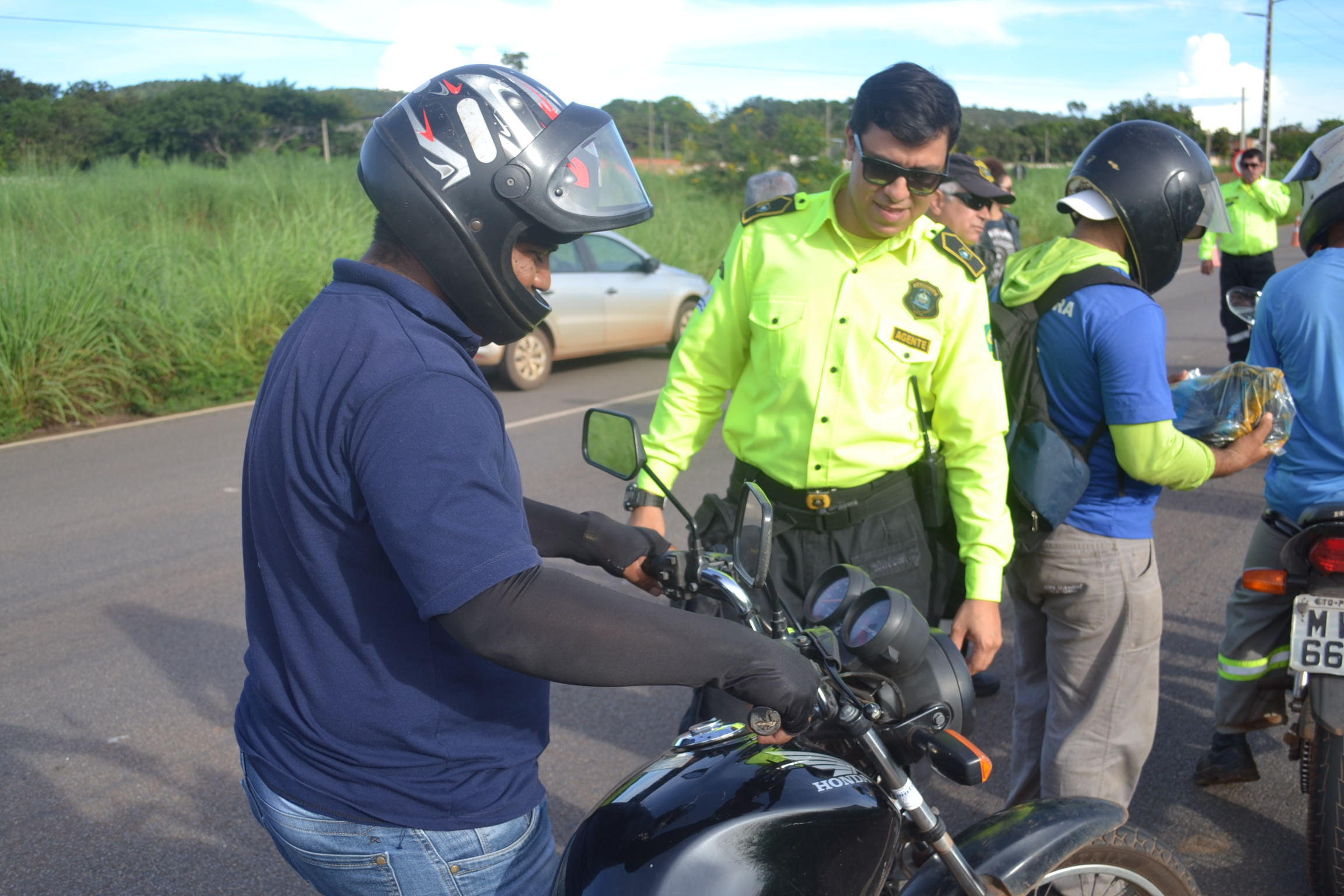 Visando um trânsito seguro, Sesmu realiza blitz educativa voltada aos motociclistas