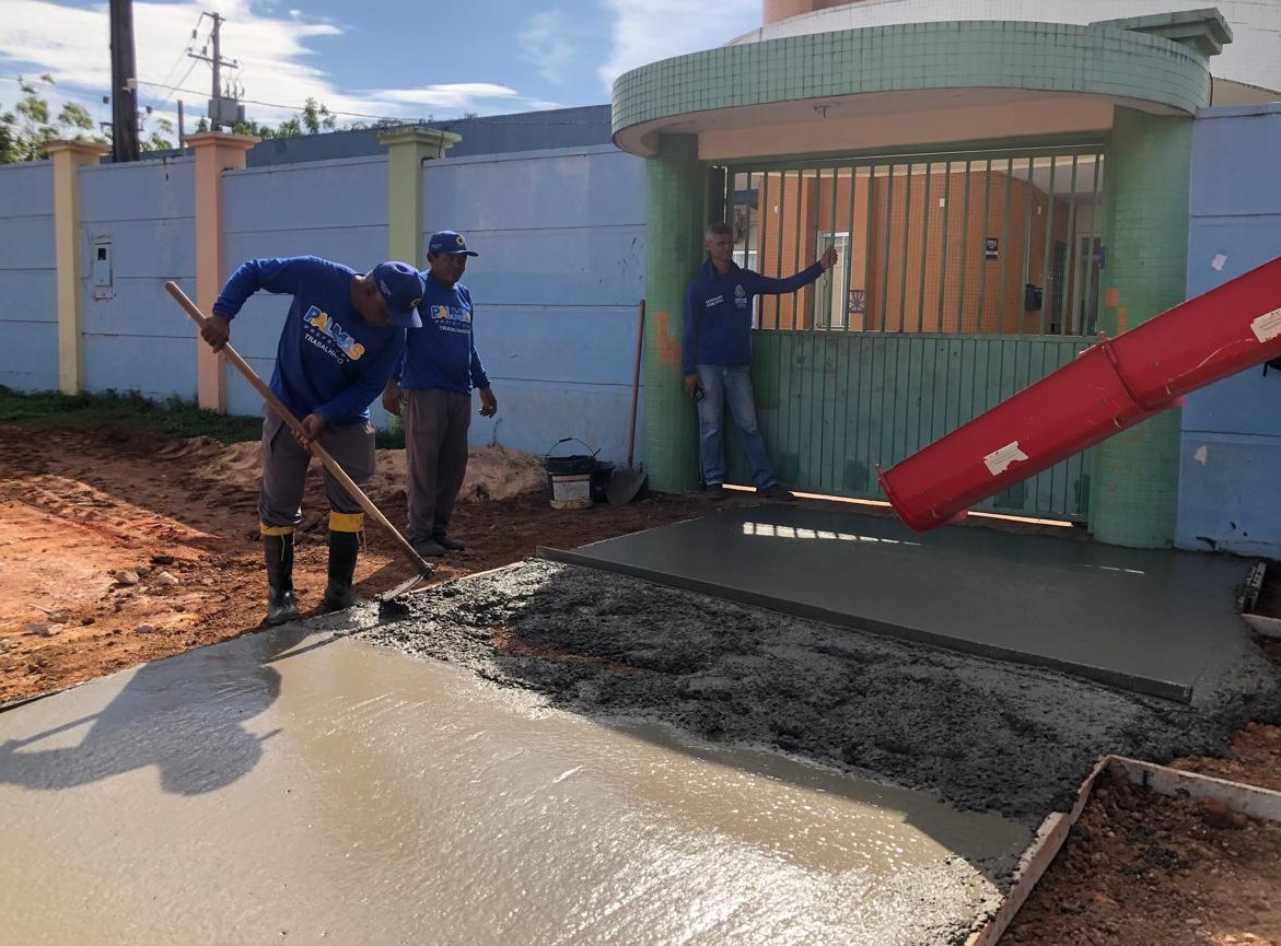 Equipes promovem rampas de acessibilidade em unidade escolar do setor Maria Rosa