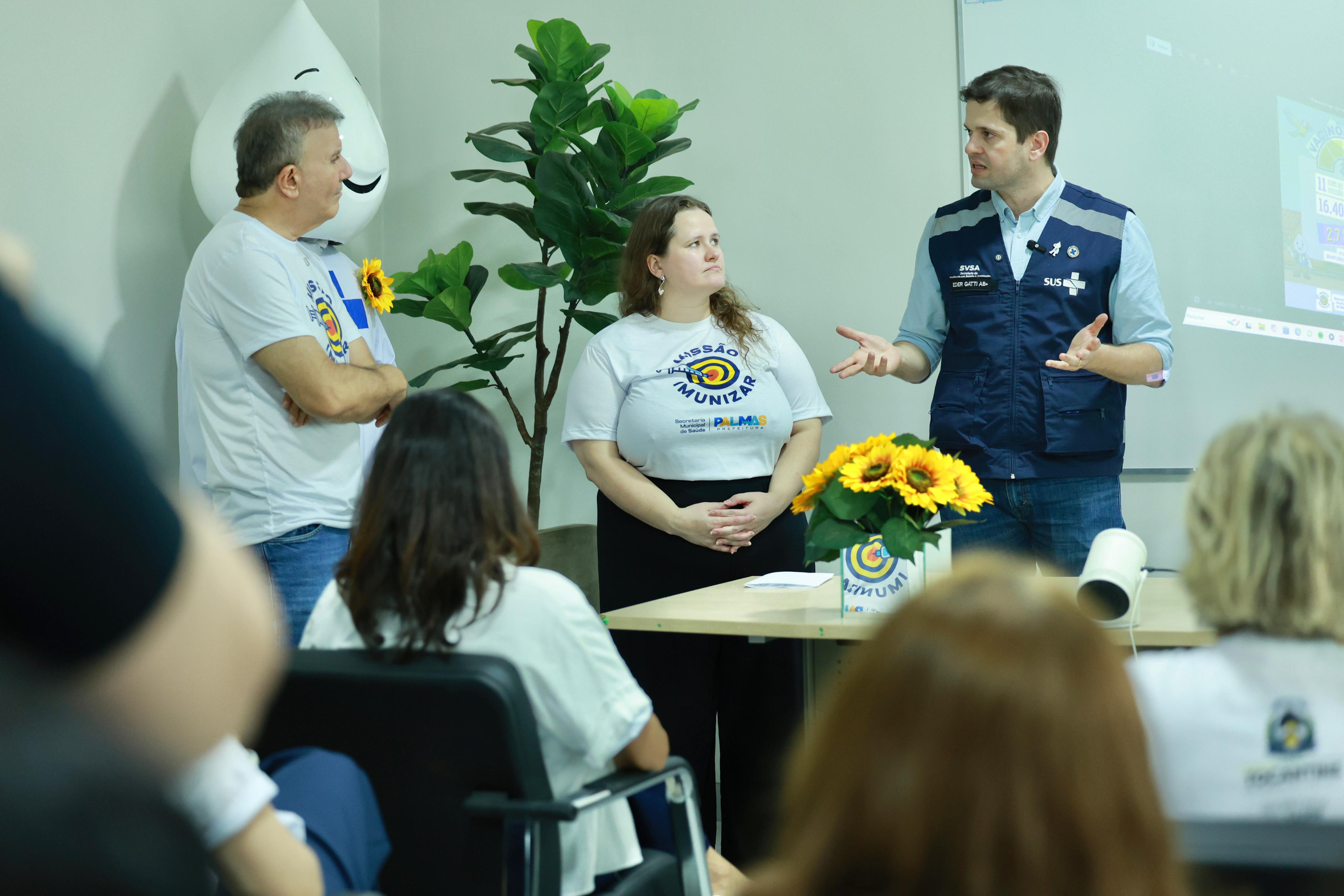 Prefeito Eduardo Siqueira, secretária Dhieine Caminski e diretor do PNI, Eder Gatti
