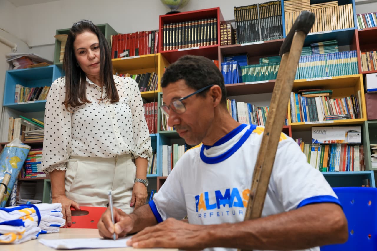 Léia Rezende destaca que as atividades para a EJA são adaptadas e pensadas num formato mais inclusivo