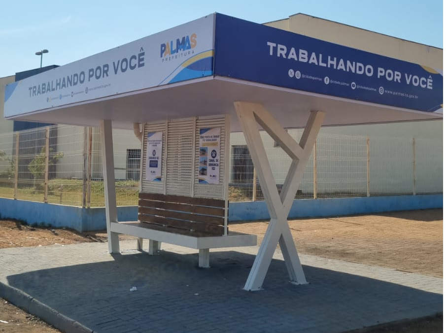 Prefeitura de Palmas reforma ponto de ônibus destruído em ato de vandalismo no setor Bertaville