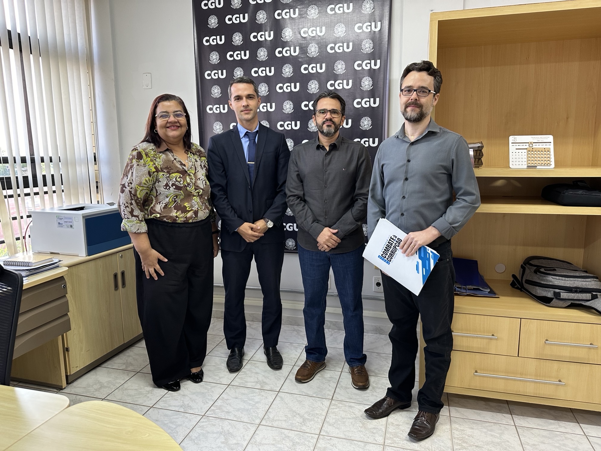 A superintendente da CGU no Tocantins, Isa Mary de Carvalho Lima, o controlador-geral do Município (CGM), Hitallo Ricardo Panato Passos, o auditor-geral, Jesus Luiz de Assunção Júnior, e o chefe do Naop, Éder Lucinda Pereira, durante encontro técnico para alinhar cooperação entre as instituições - Foto - Divulgação