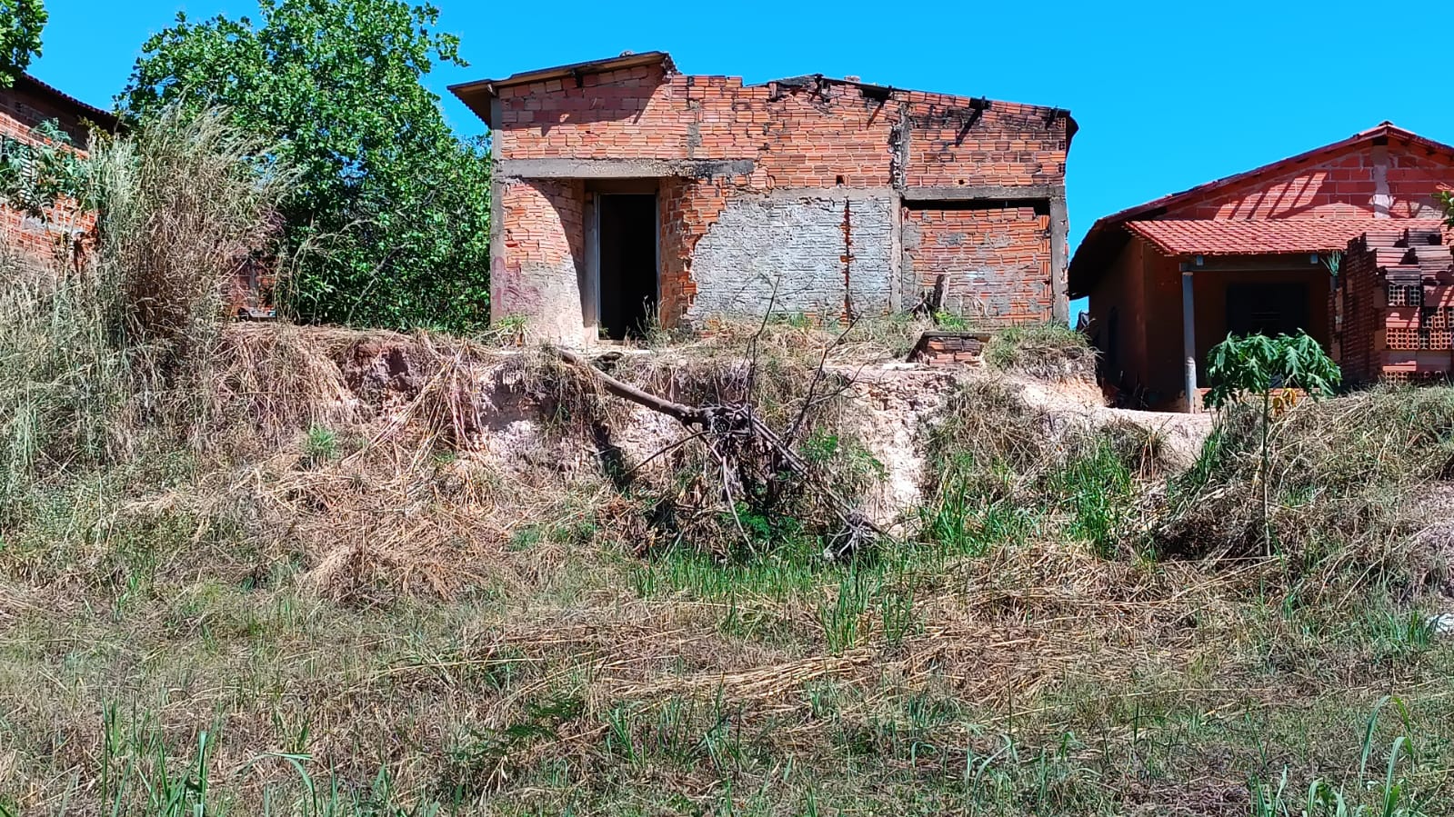 Fiscais de Posturas notificam obras abandonadas na região sul da Capital