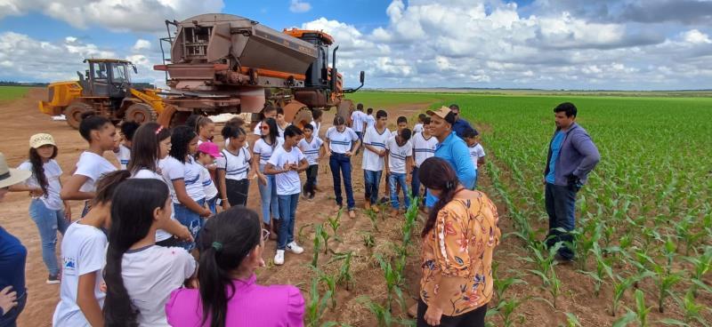 Alunos matriculados nas escolas do campo receberão tênis adequados para clima quente da Capital