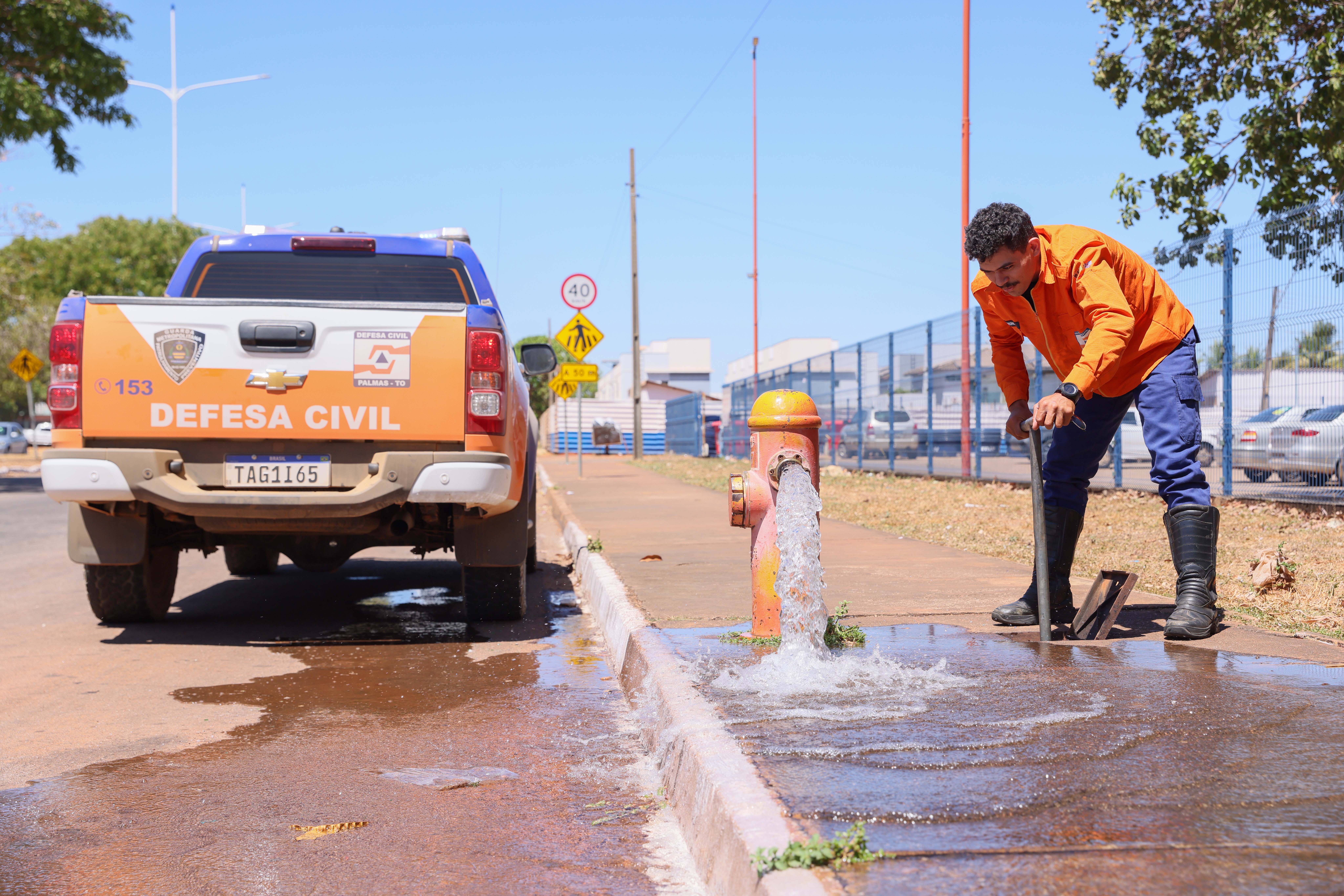 Foram vistoriados hidrantes em dois pontos da Avenida JK próximo à saída para a BR-010