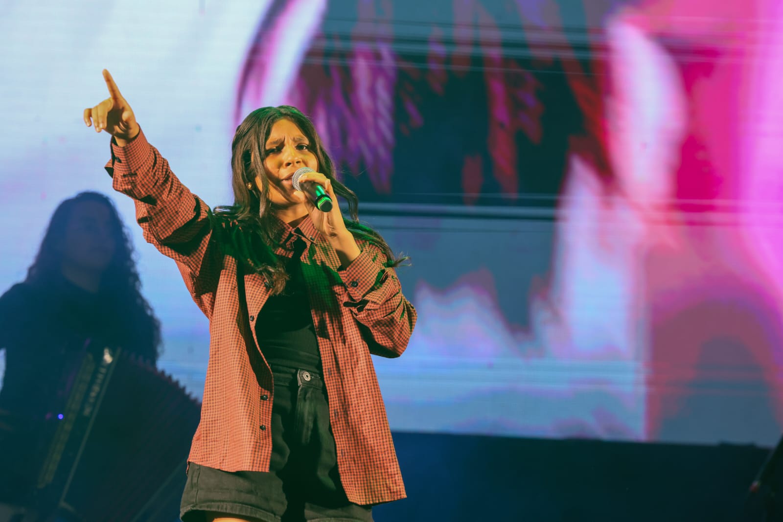 Hariely foi a primeira atração da noite no palco principal do Arraiá