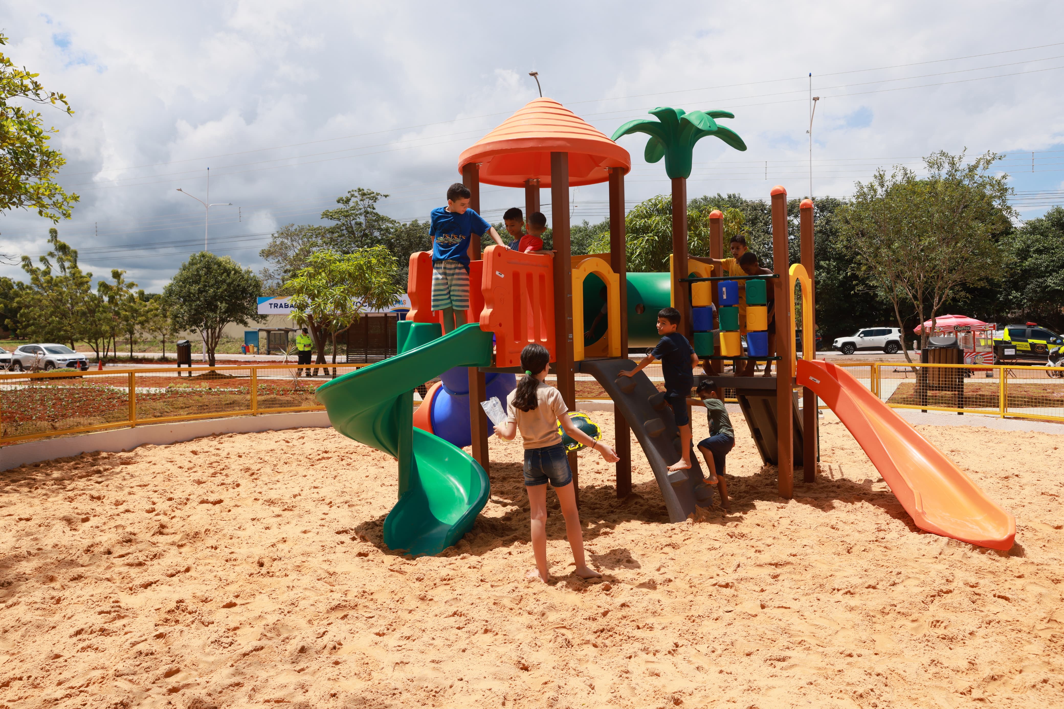 Parque infantil na Arno 44 (409 norte)