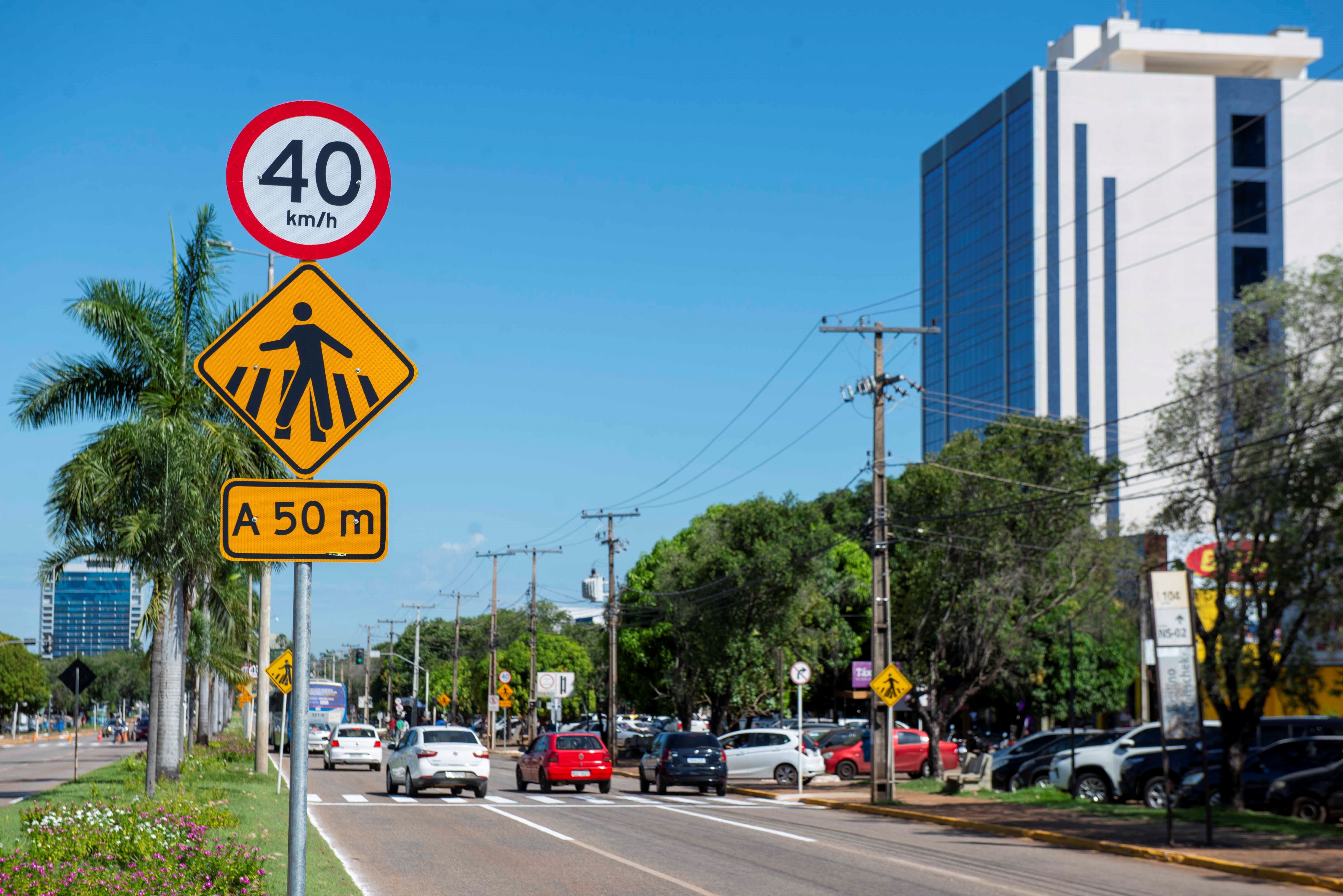 Avenidas da Capital recebem renovação da sinalização vertical