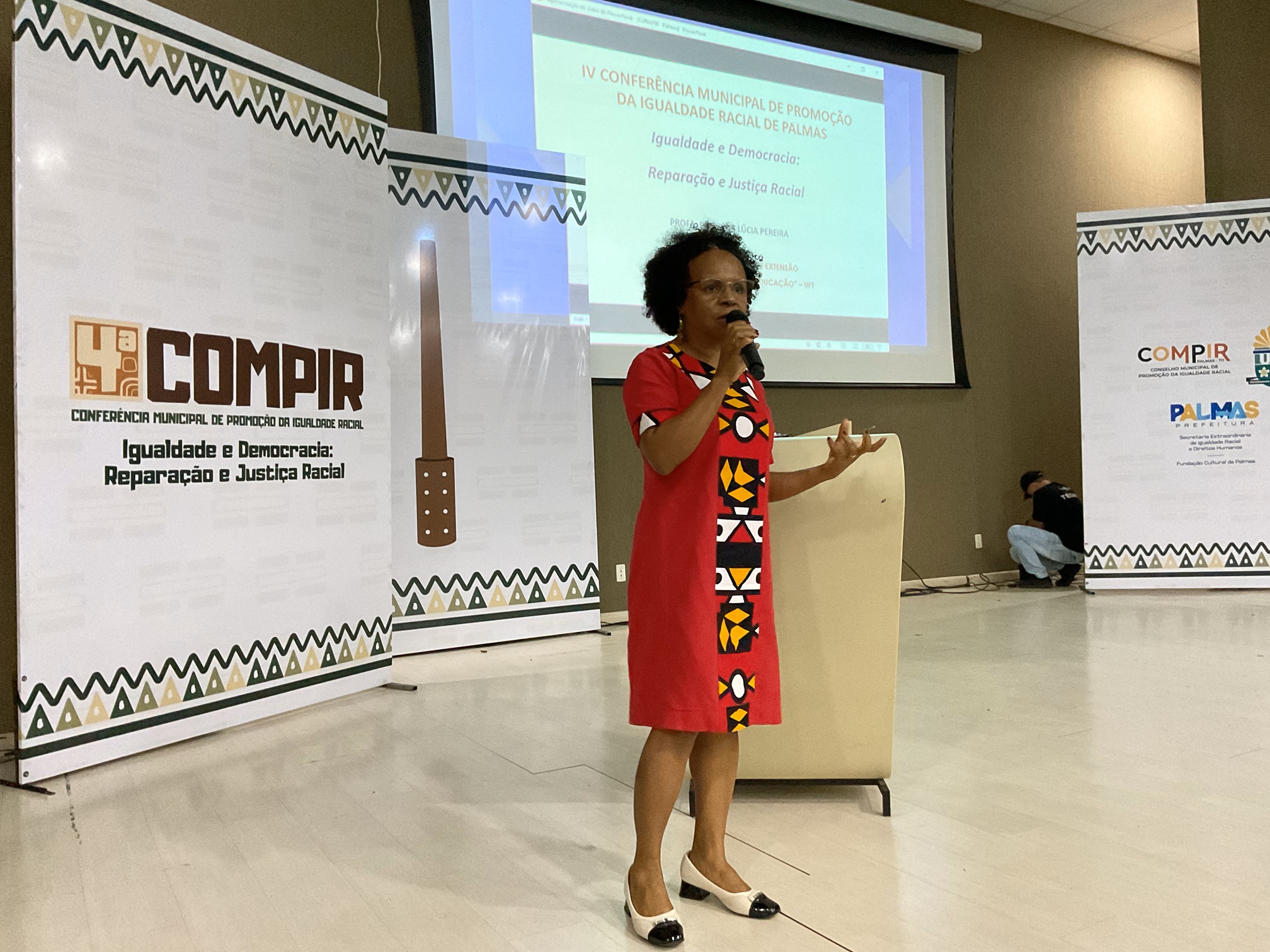 A palestrante Ana Lúcia Pereira destacou a importância das conferências como espaços de pressão política e construção conjunta entre governo e sociedade civil na formulação, implementação e avaliação das políticas públicas de igualdade racial.