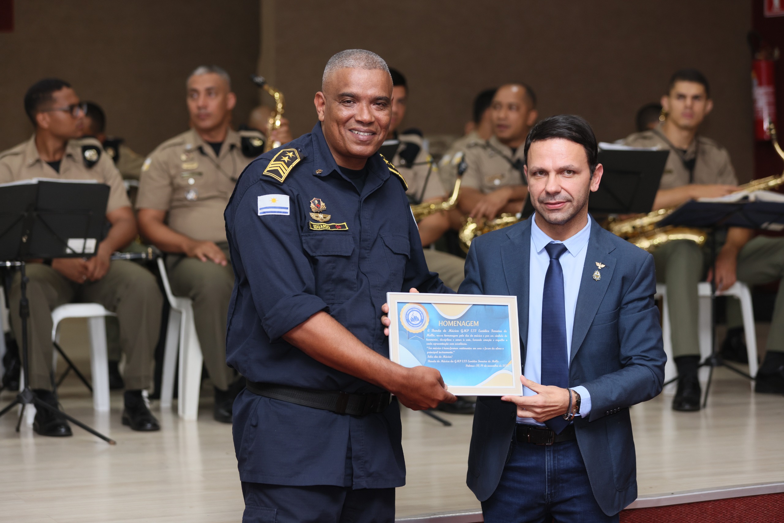Maestro Eduardo da Silva Rocha recebe homenagem pelo Dia do Músico das mãos do secretário  Carlos Júnior
