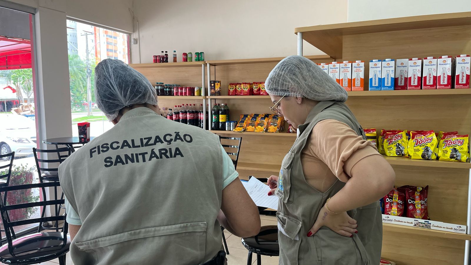 Fiscais durante operação de orientação sobre o mosquito Aedes aegypti