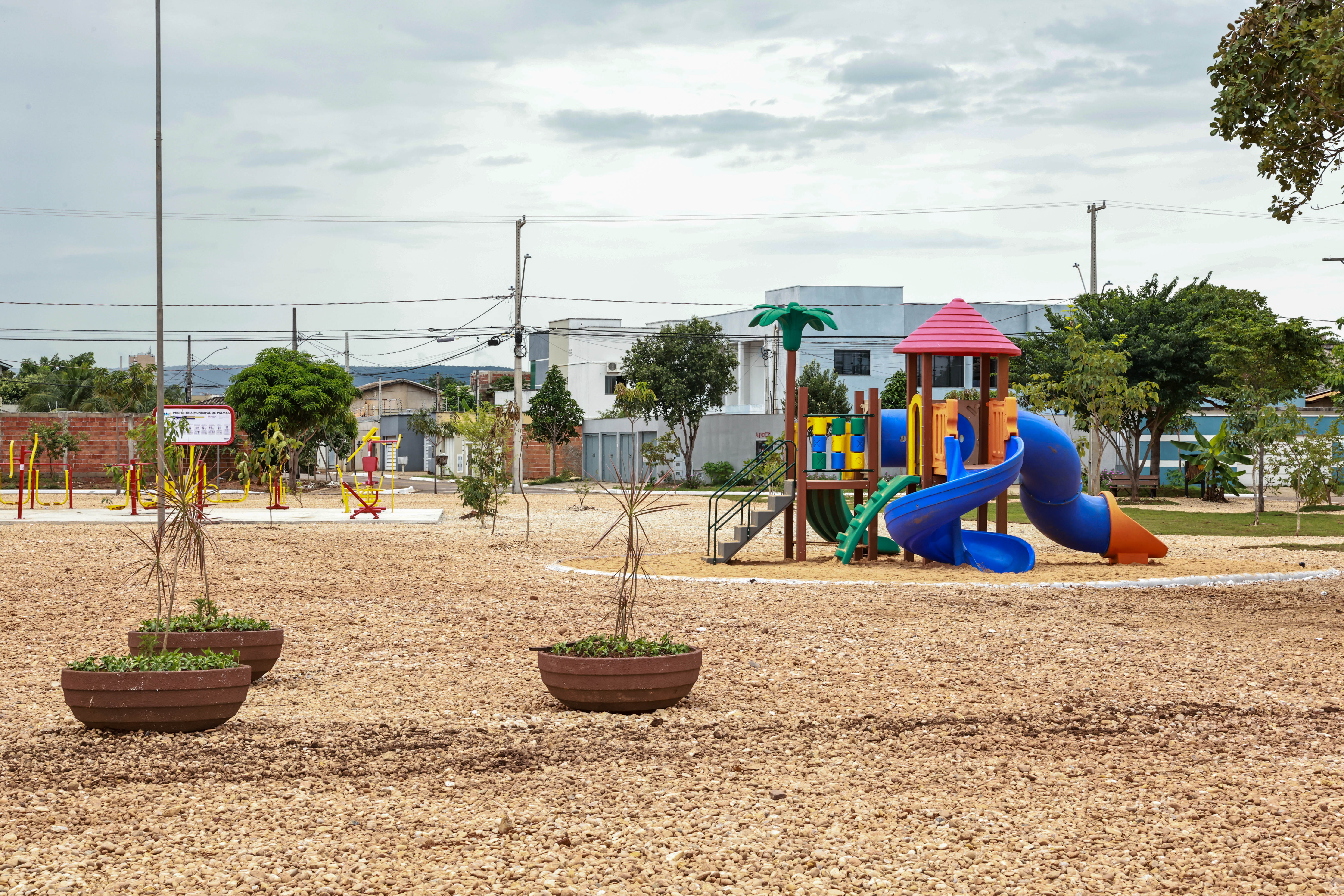 Praça da ARSO 43, equipada com áreas destinadas a crianças e adultos