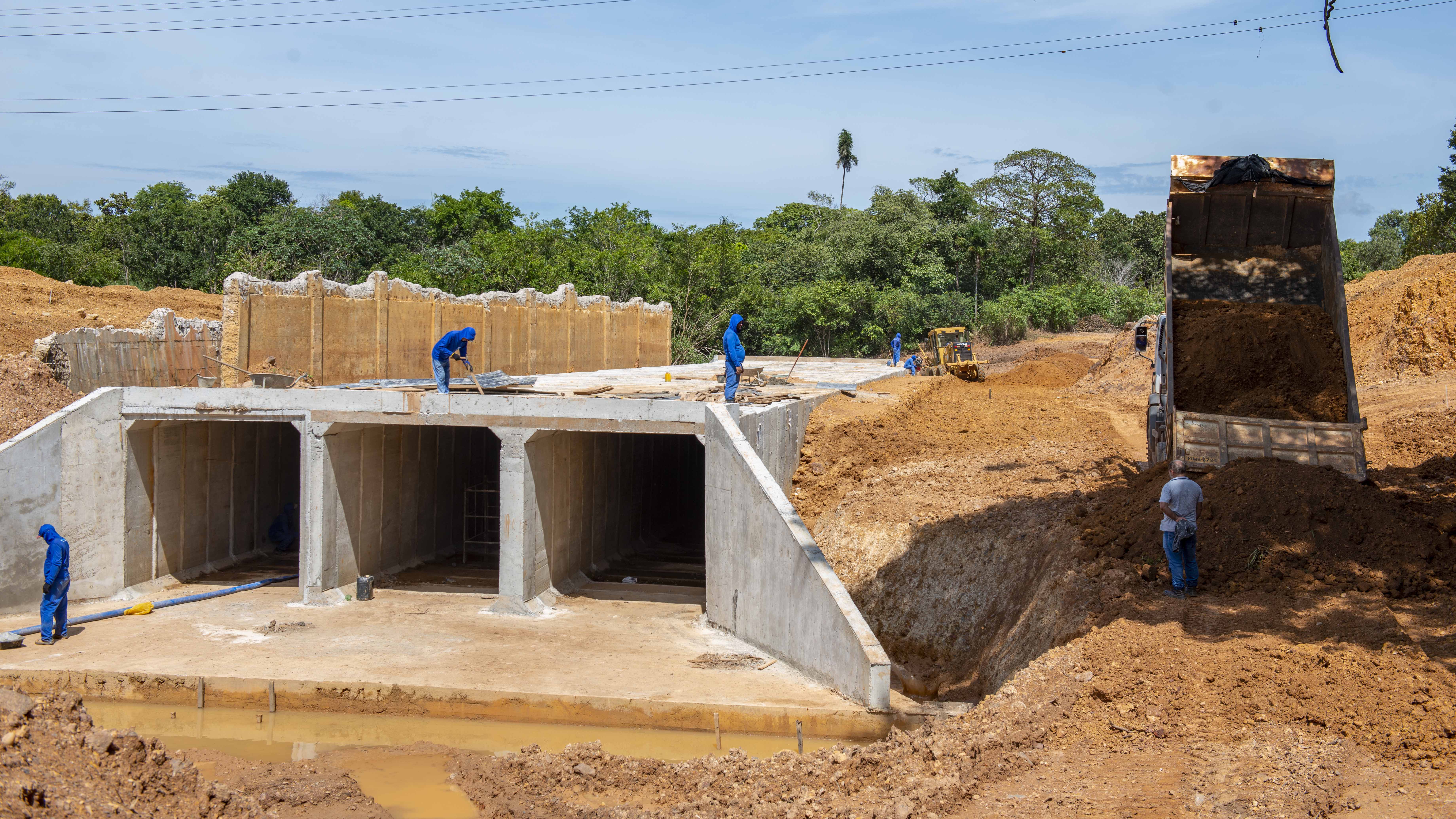 Avenida NS-03: concluída instalação de blocos de concreto no córrego Sussuapara