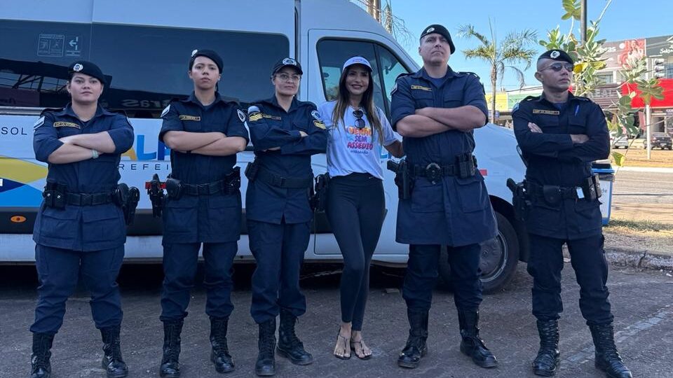 Secretária de Mulher, Solange Duailibe (ao centro) e guarda metropolitanos realizam blitz para combater assédio sexual nas praias da Capital