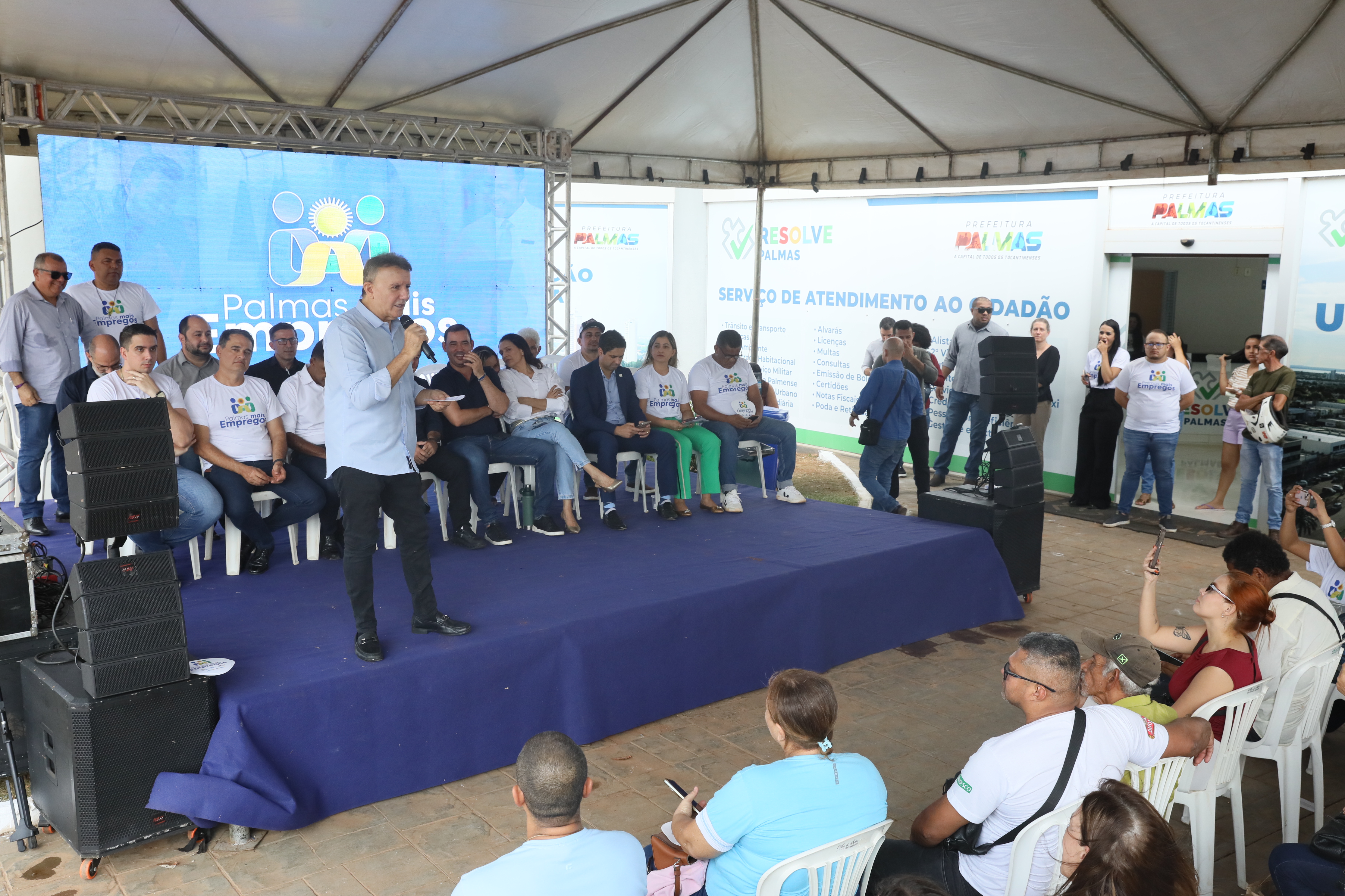 Evento reuniu centenas de pessoas em busca de uma colocação no mercado de trabalho - Edu Fortes