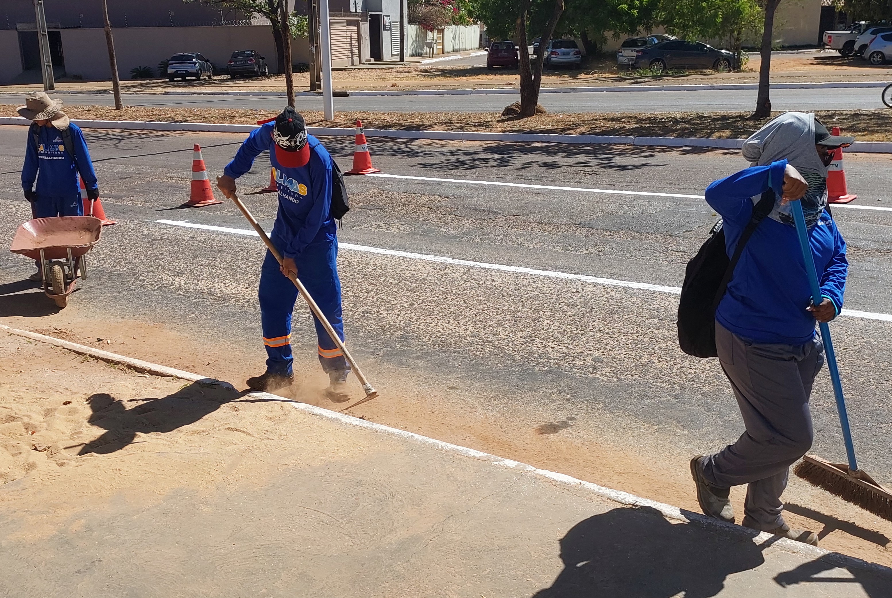 Equipes realizam a limpeza nas calçadas e arredores da ETI Padre Josimo