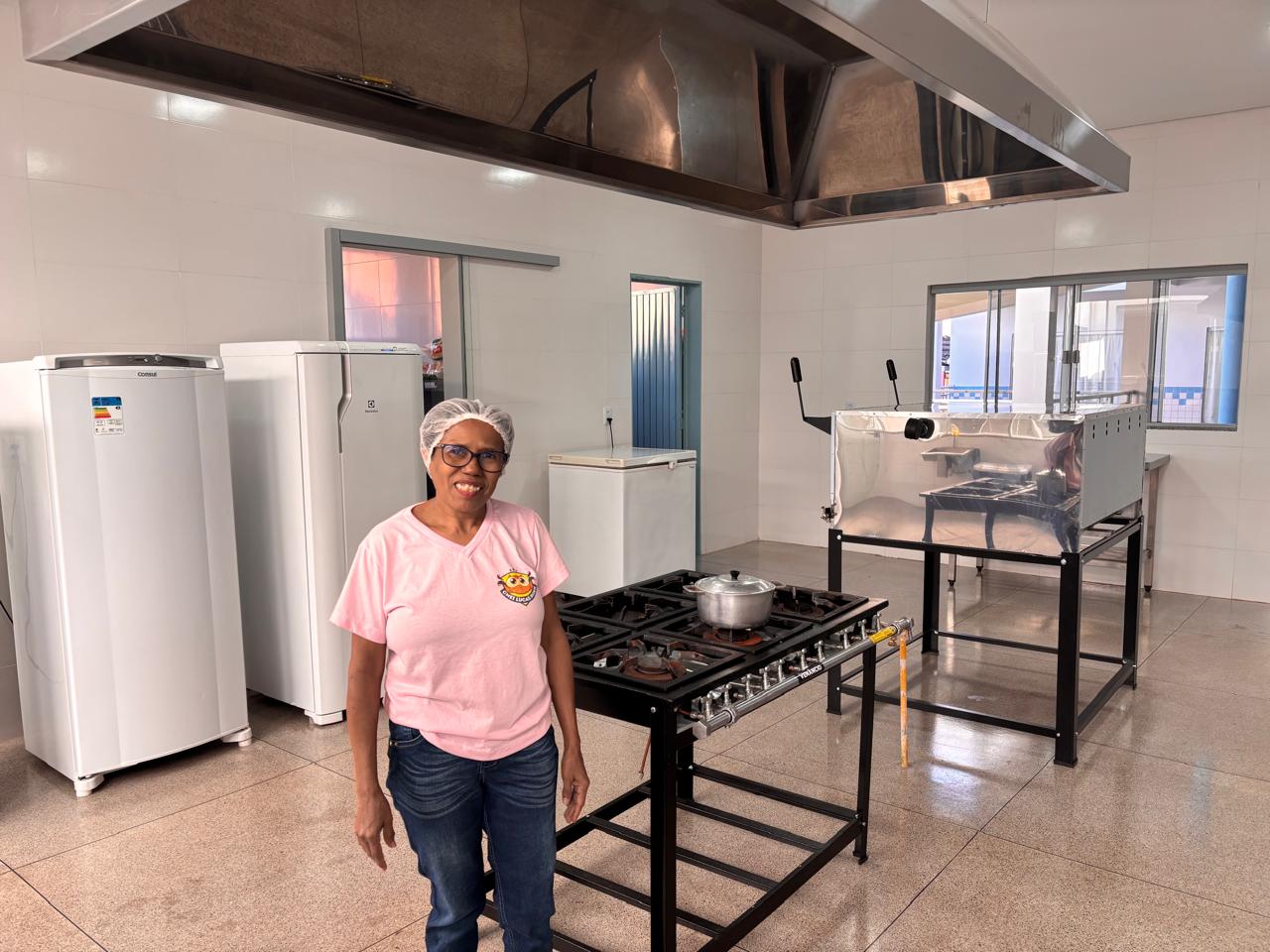 A merendeira Ana Rosa comemorou a nova cozinha