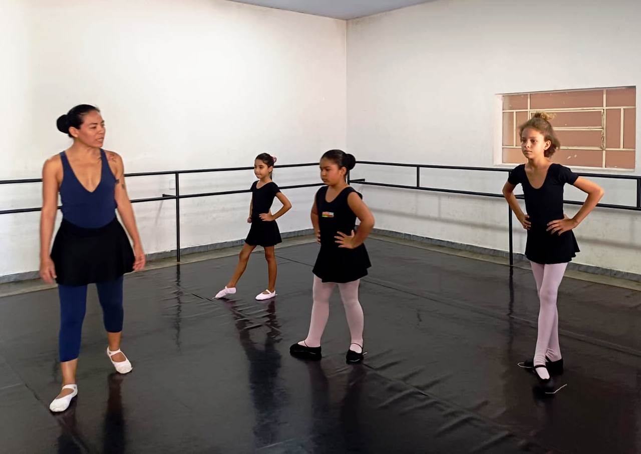 A professora Josely Aquino (à esquerda) e algumas de suas alunas de balé das turmas que tem na Casa da Cultura Maria dos Reis, em Taquaruçu