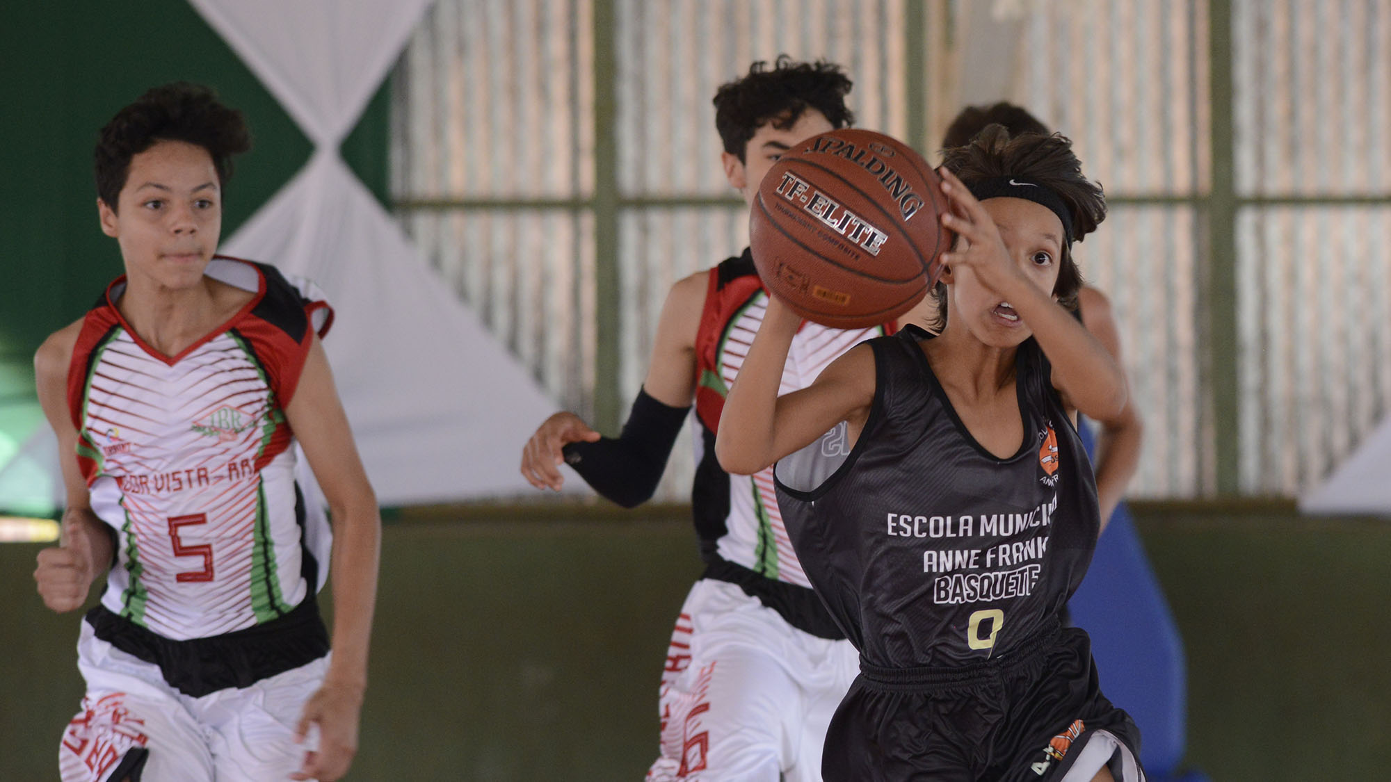 Após partida disputada, equipe masculina de basquete da Escola Anne Frank está fora do Nacional