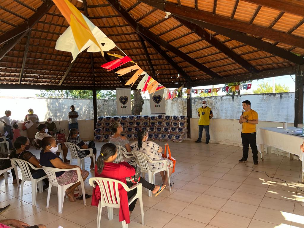 Famílias recebem cestas básicas da Legião da Boa Vontade