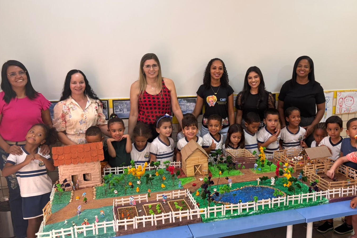 Alunos do Cmei Terezinha Evangelista conhecem filha da mulher que dá nome a unidade educacional em Palmas