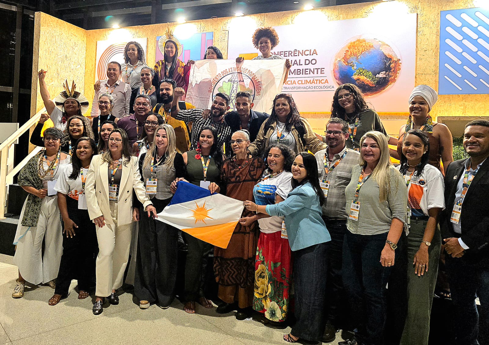 Delegação participante da 5ª Conferência Nacional do Meio Ambiente, em Brasília, ao lado da ministra Marina Silva (ao centro), durante a abertura do evento