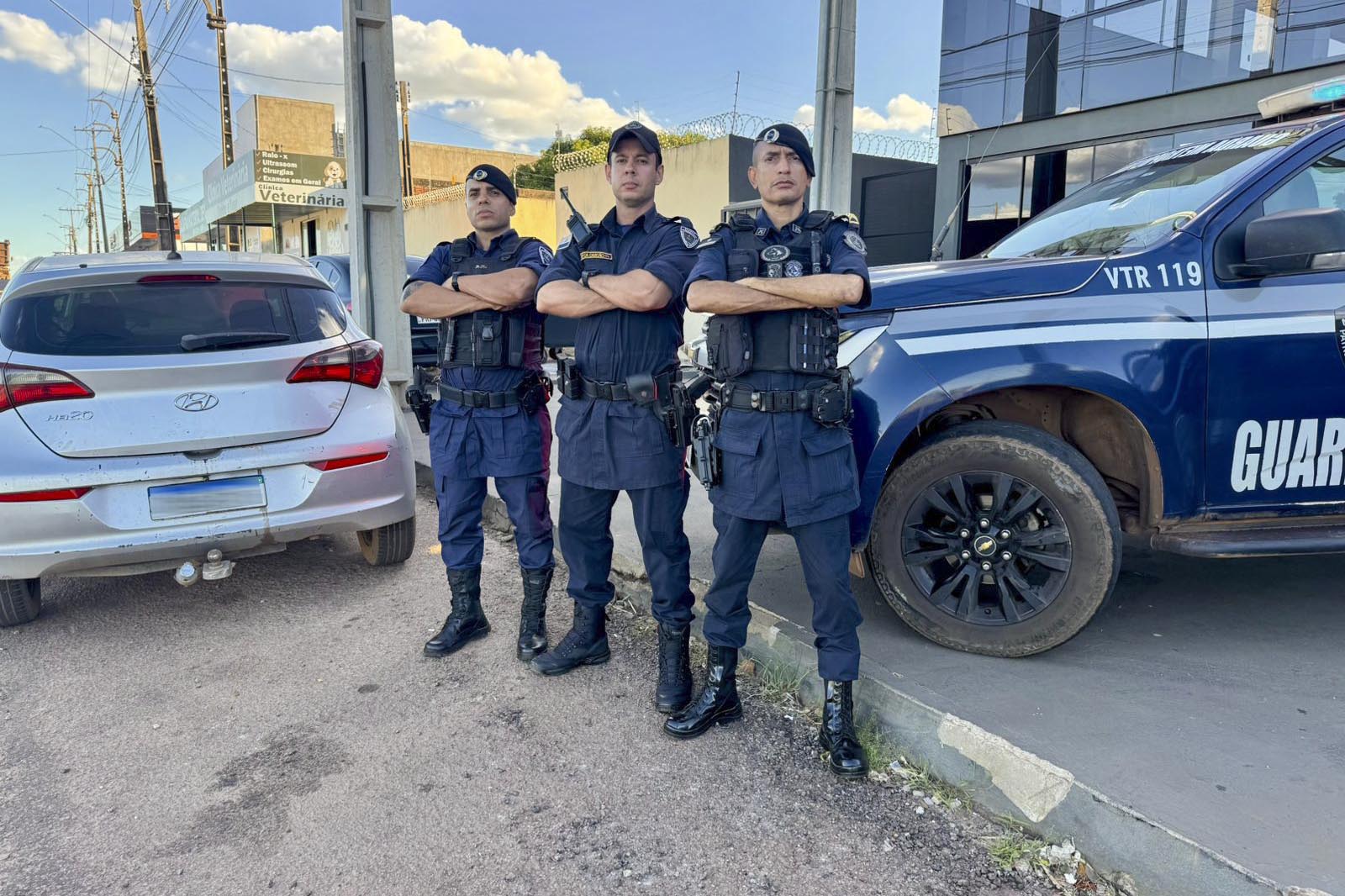 Guarda Metropolitana recupera carro clonado em Palmas e captura jiboia em borracharia