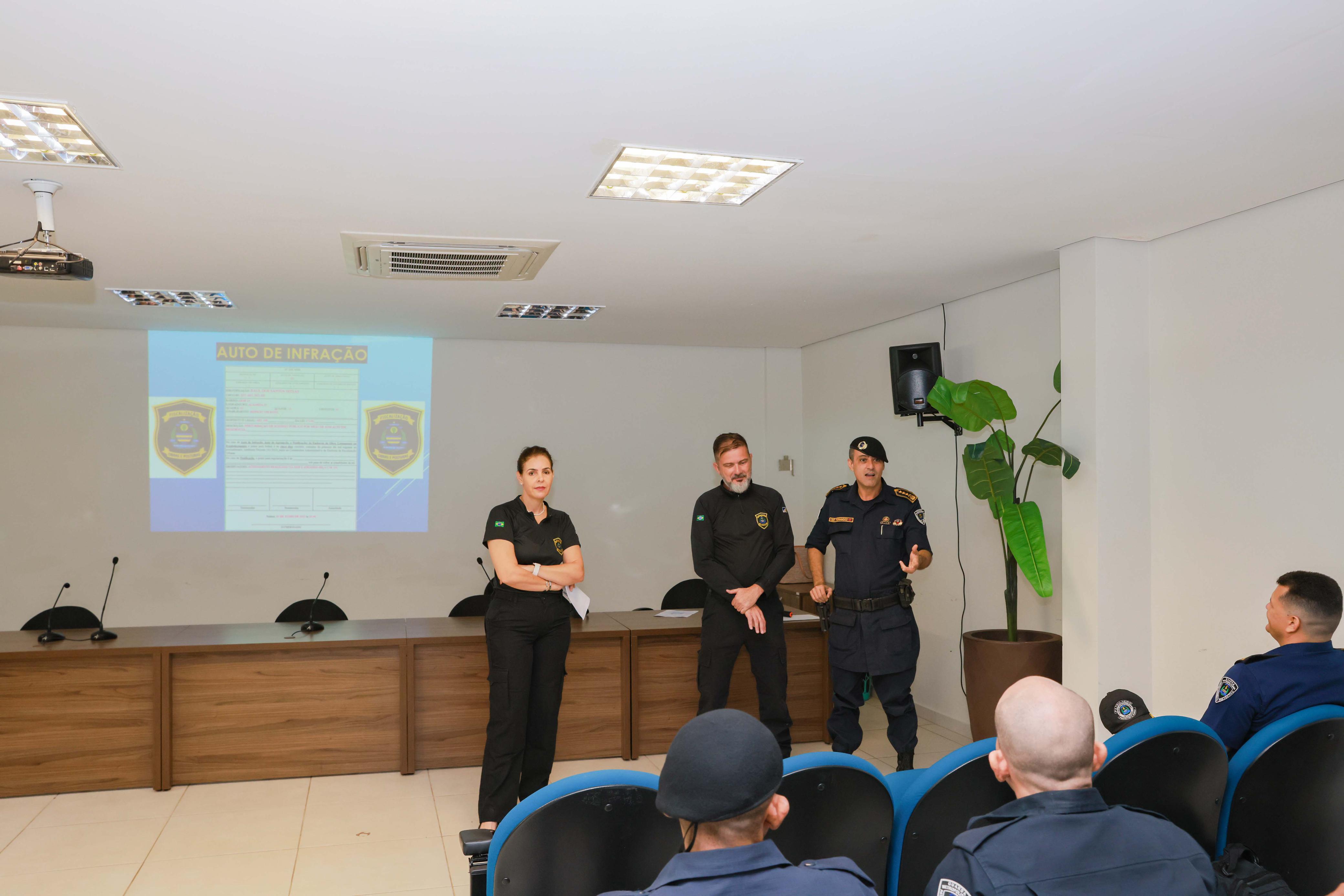 Comandante da GMP Gilmar Fernandes e  diretor de Fiscalização de Obras e Posturas Roger Rodrigues 
 recepcionam novos guardas durante  capacitação