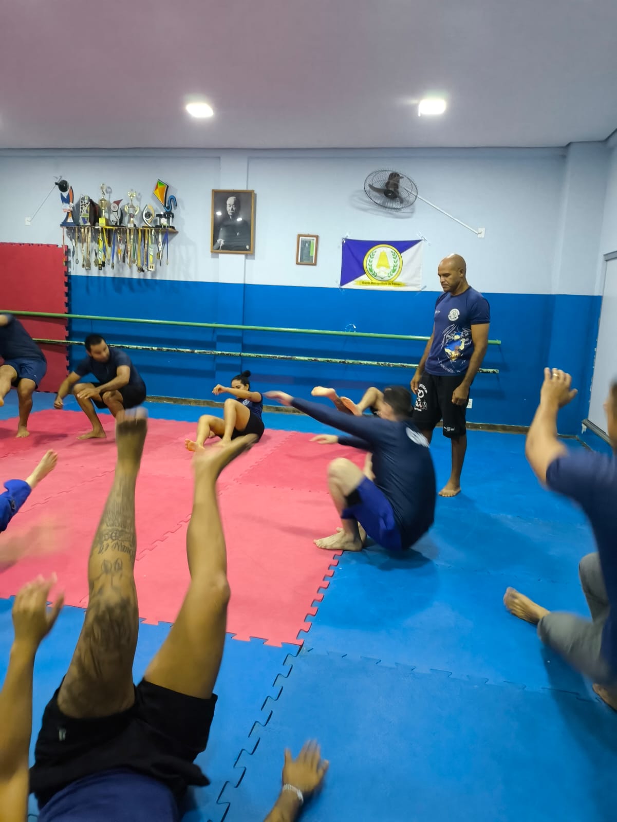 Durante as aulas os alunos usam técnicas de wrestling, que  trabalham  combate em pé e técnicas pra colocar o oponente no chão. Foto: GMP/Divulgação