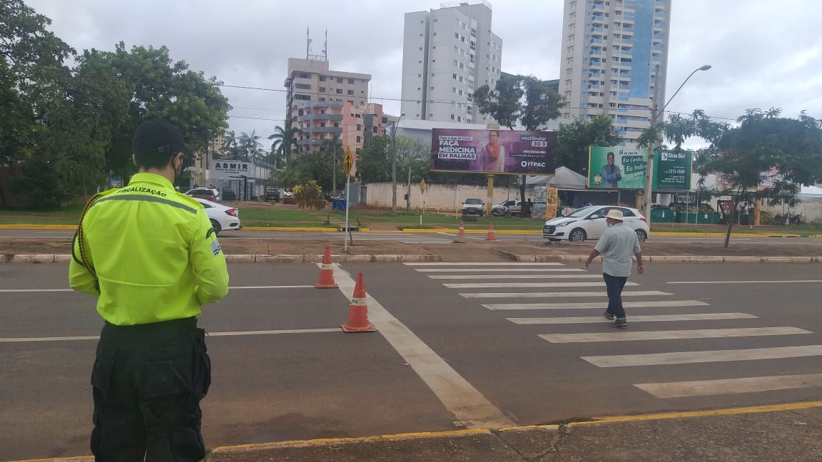 Agentes de trânsito da Capital realizam controle de tráfego na Feira Coberta da 304 Sul