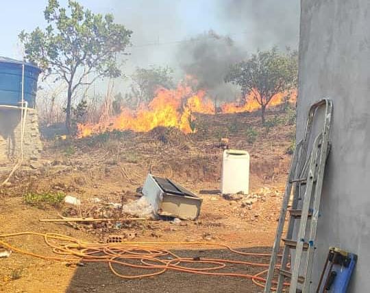 Moradores devem acionar imediatamente o Corpo de Bombeiros (193) ou a Defesa Civil (153) em caso de avanço das chamas