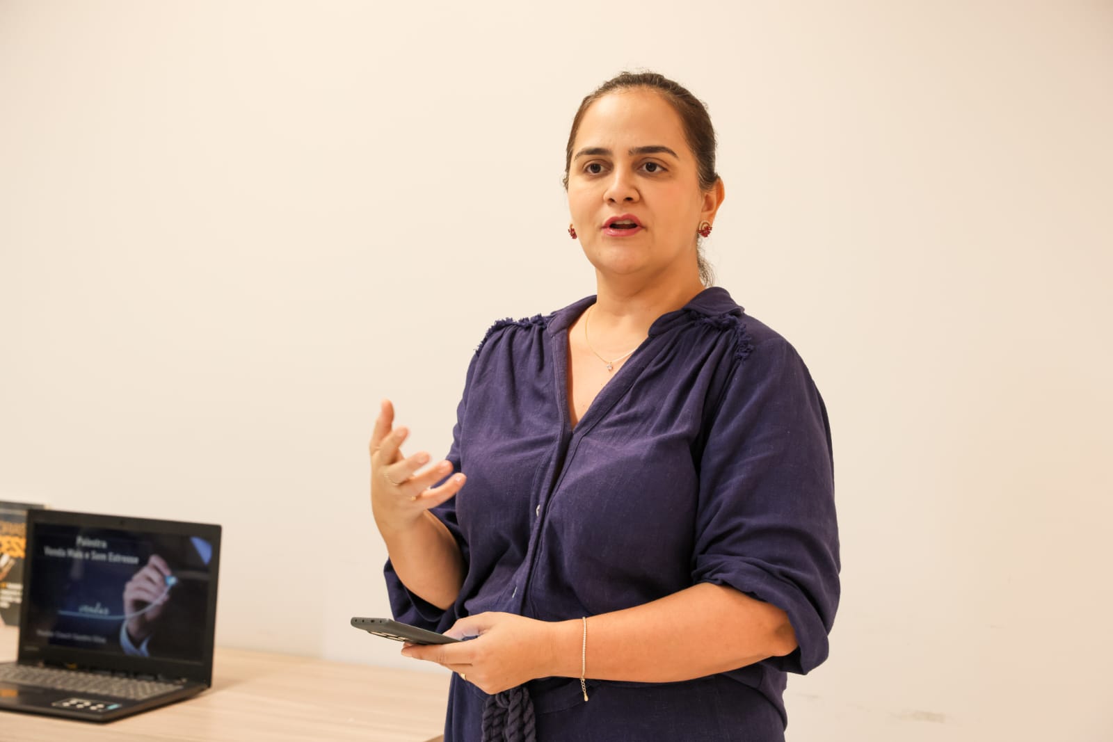 Superintendente da Casa da Mulher Brasileira, Monik Carreiro, destaca que a capacitação foi valiosa para o aprendizado das mulheres, apresentada de forma simples e didática, e que o conteúdo ampliou a visão delas