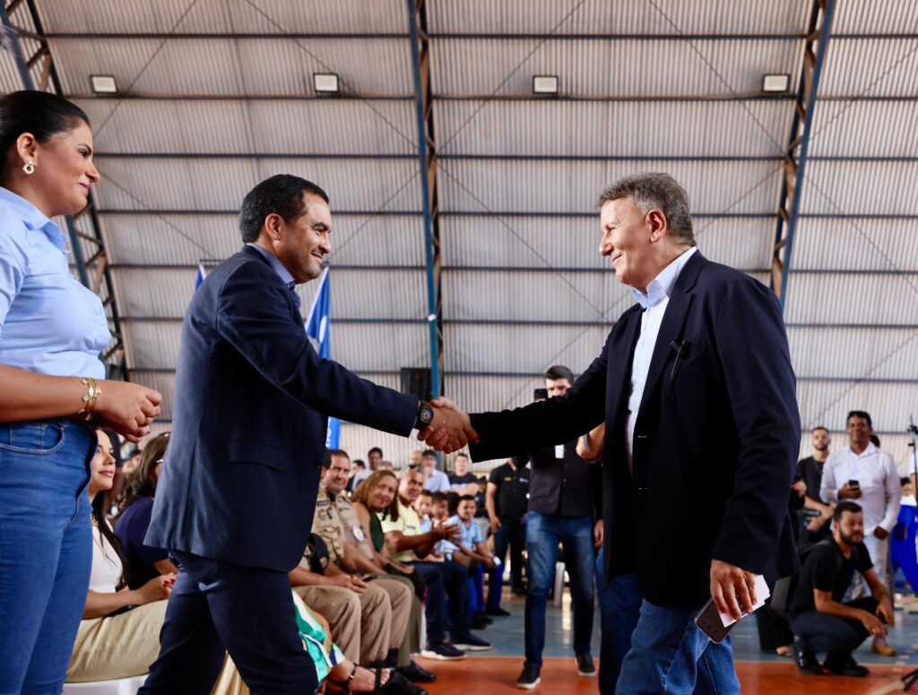 Eduardo Siqueira junto com governador Wanderley Barbosa durante abertura do ano letivo
