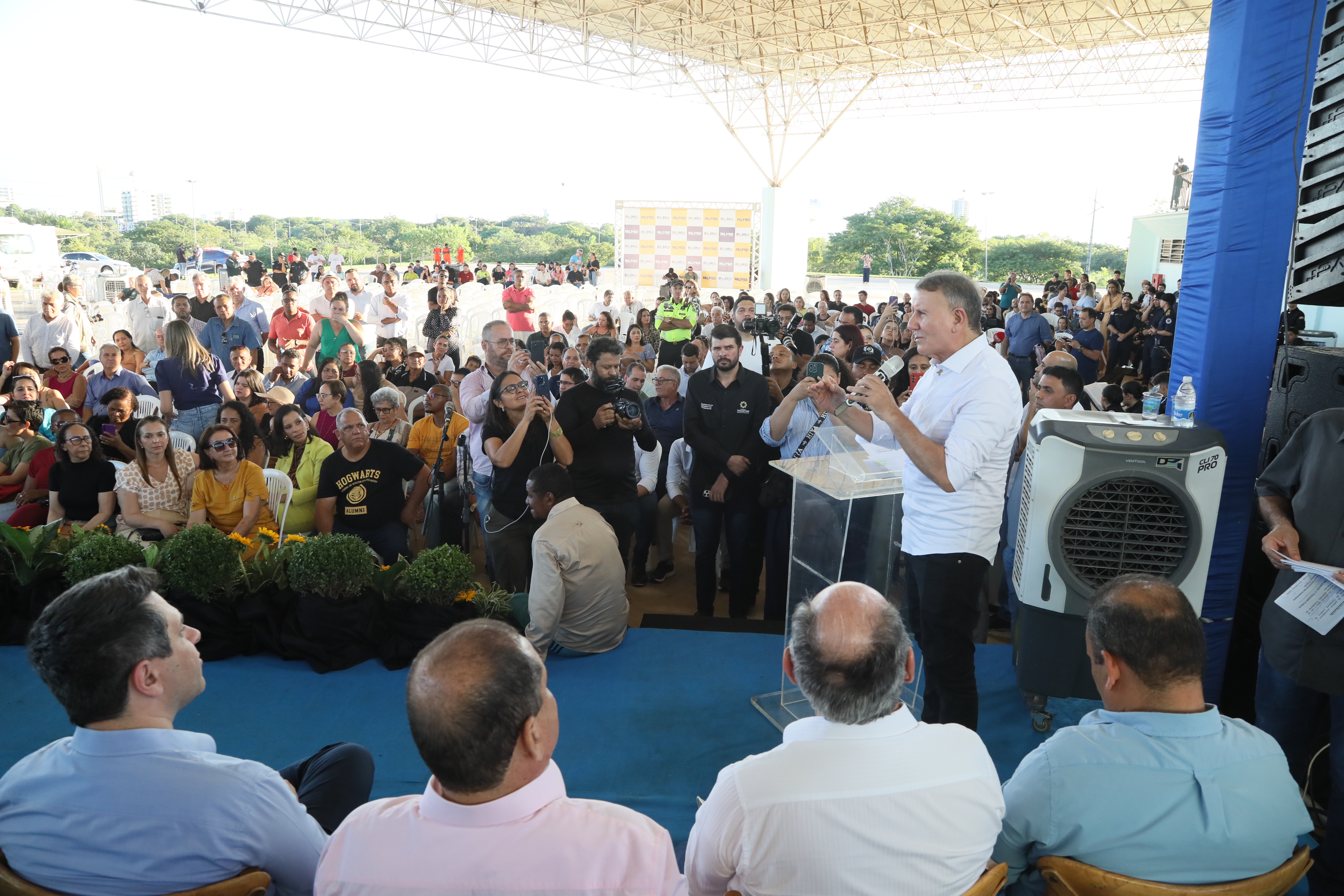 Prefeito Eduardo Siqueira Campos durante assinatura da ordem de serviço para início da operação da nova frota 