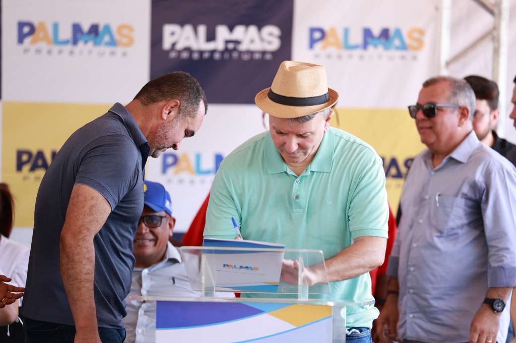 Prefeito Eduardo Siqueiravao lado do secretário de Infraestrutura e Habitação, Paulo Cezaar Monteiro,assina ordem de serviço para início das obras