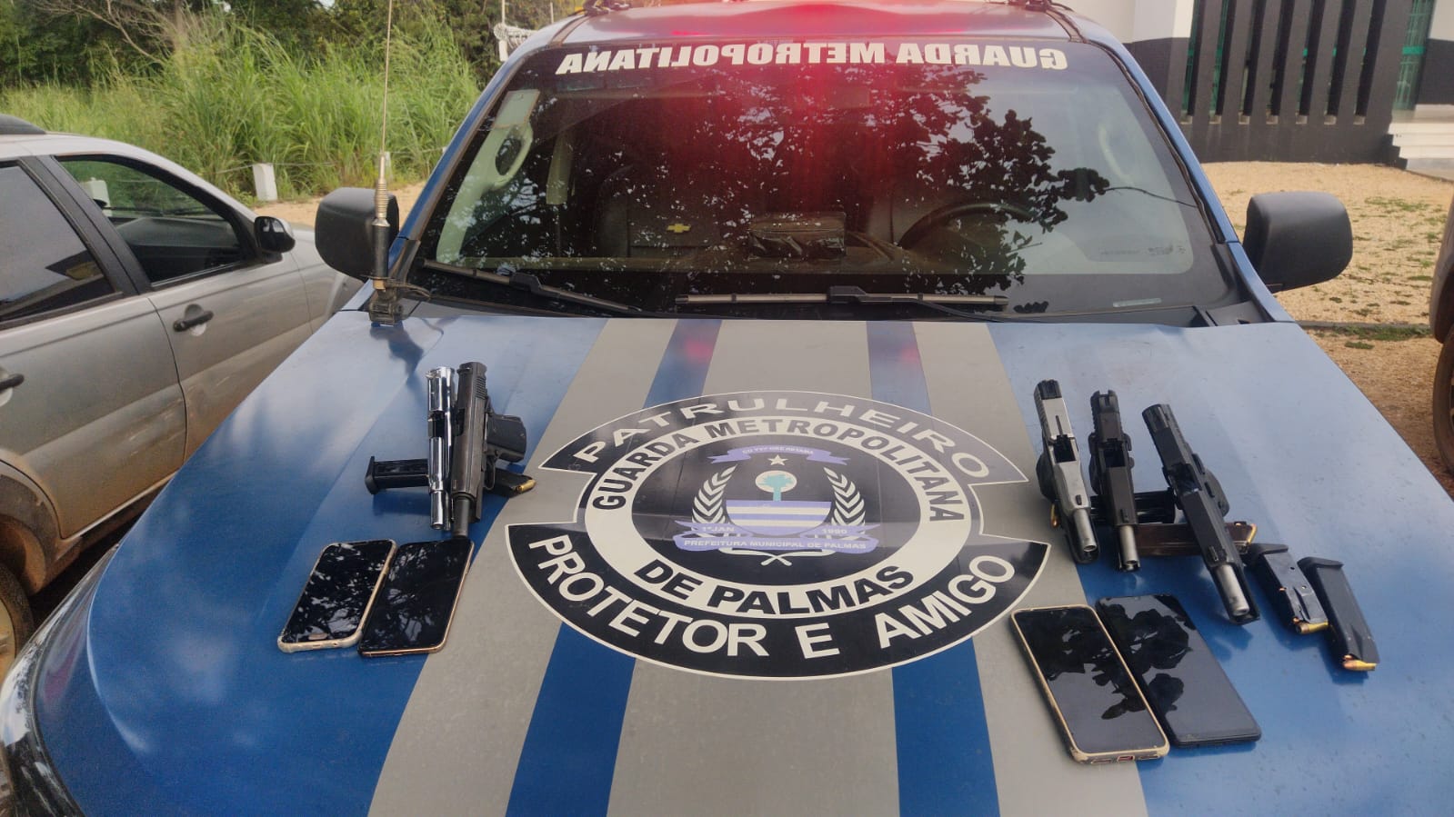 GMP recolhe cinco pistolas municiadas dentro de veículo roubado com cinco suspeitos