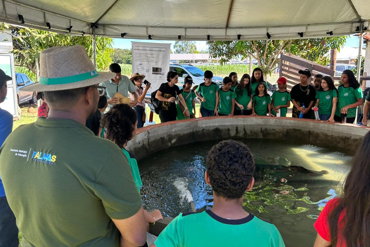 Alunos da ETI Marcos Freire visitaram o tanque de criação de peixes