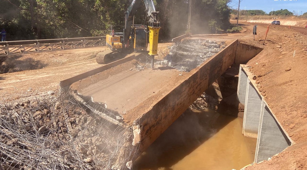 Ponte antiga sobre córrego Água Fria é demolida para construção de novo acesso à região norte
