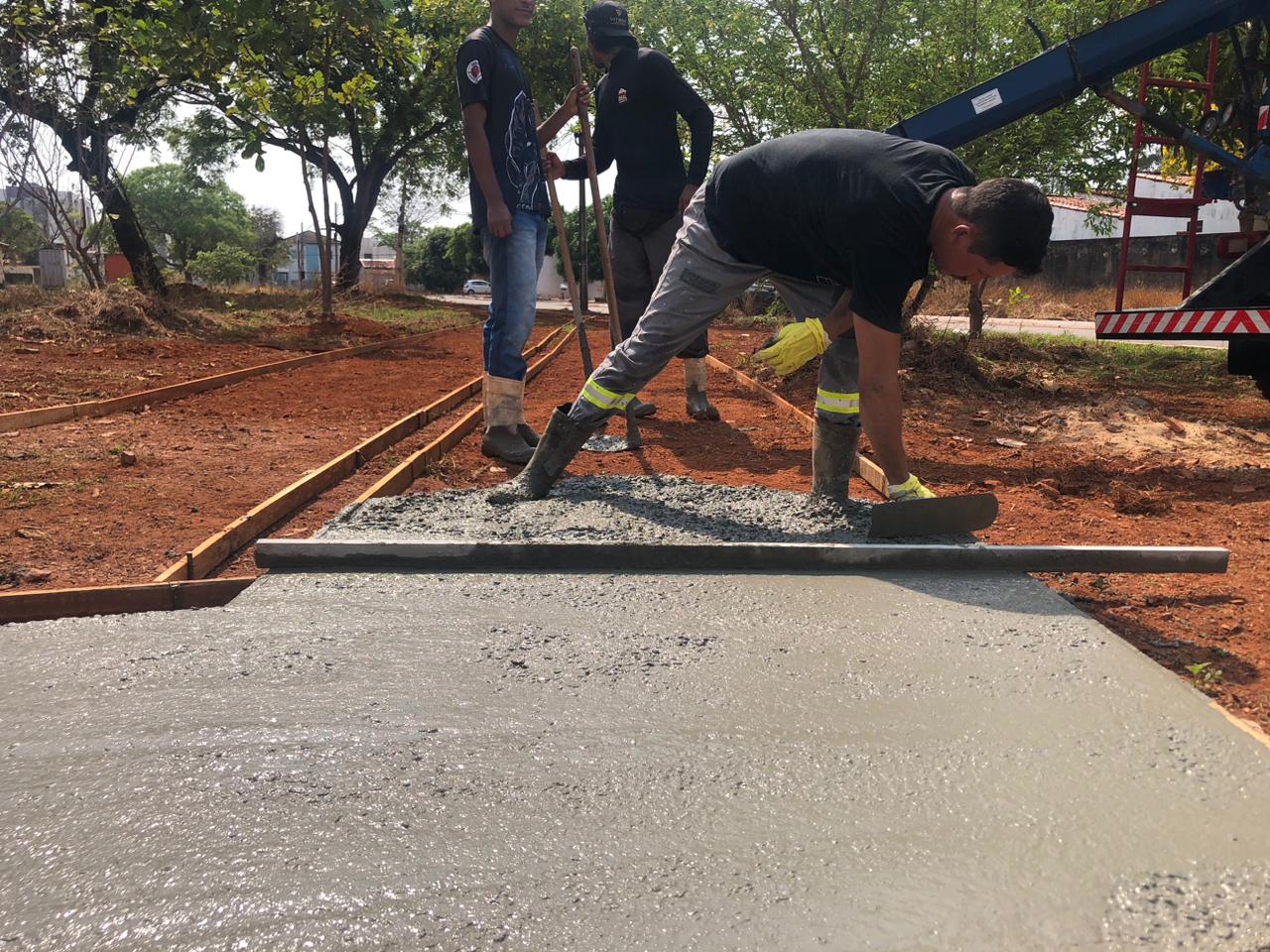 Pista de caminhada está sendo construída ao redor de toda a praça